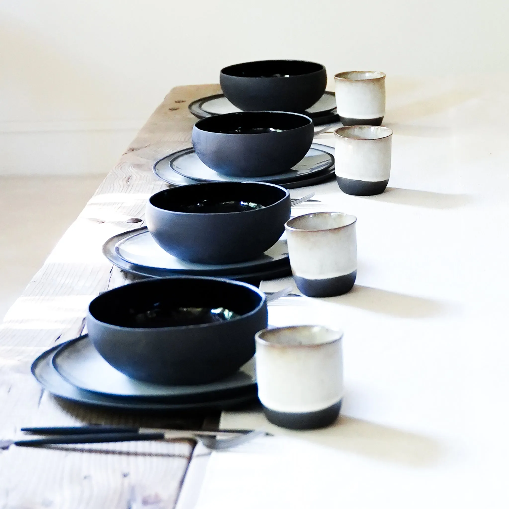 Rimmed Dinner Set for 4